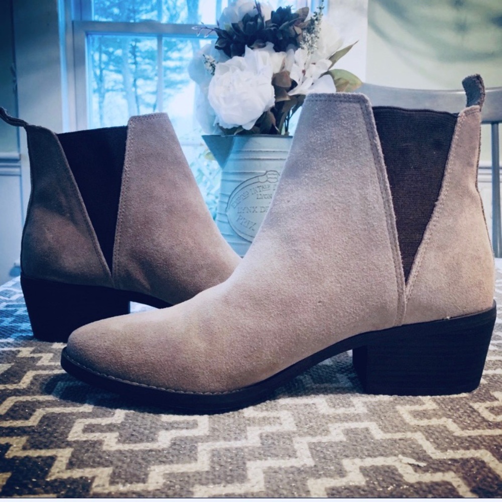 🌻White mountain taupe suede block heel booties🌻 - Picture 2 of 7